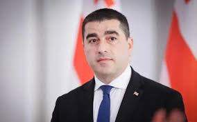 Gürcüstan parlamentinin spikeri LGBT-ni qadağan edən qanunu imzalayıb