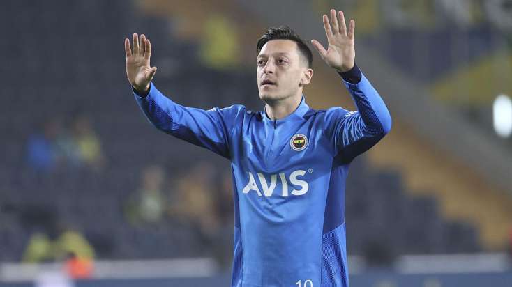 Karyerasını başa vuran Özil tanınmaz halda - FOTO