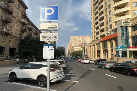AYNA-dan növbəti QANUNSUZLUQ – Parklanma müddəti bitmədən sürücülərdən əlavə xidmət haqqı tutur - FOTO