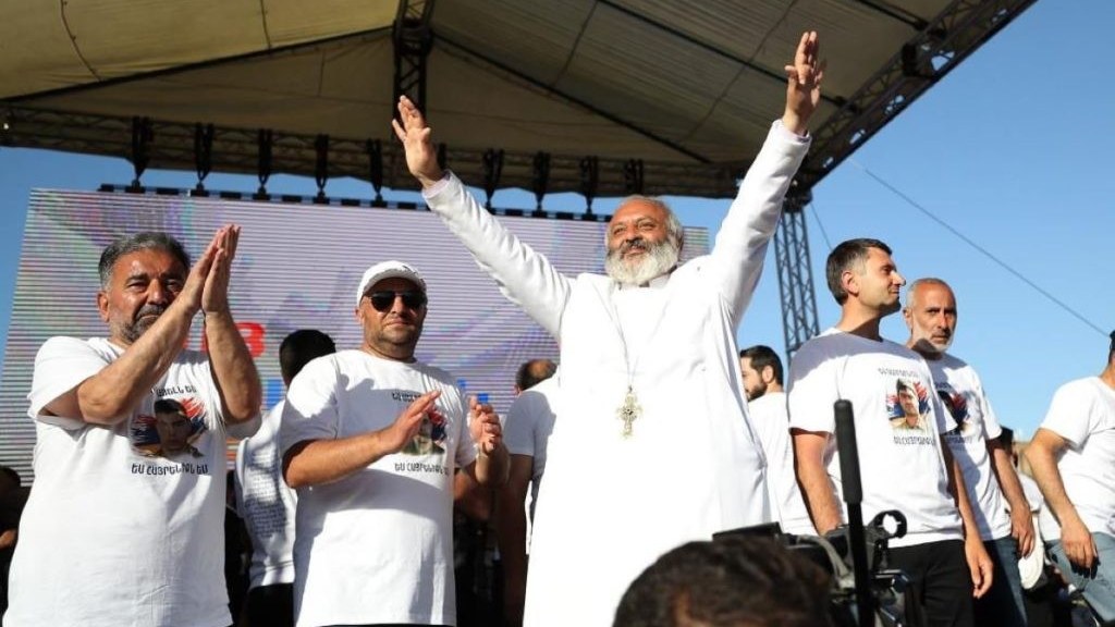 Üsyankar keşiş xaricdəki erməni diasporunu İrəvana ÇAĞIRDI 