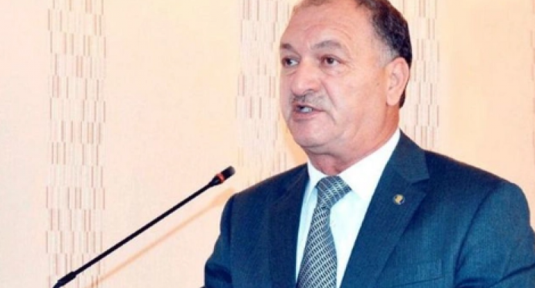 Vəzifəli şəxs icra başçısının xidməti otağında ona külli miqdarda pul veribmiş - DETALLAR