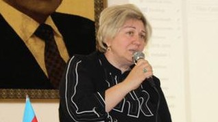 İnternat məktəbinin xanım direktoru vəzifə saxtakarlığı törətdiyi üçün hakim qarşısında 
