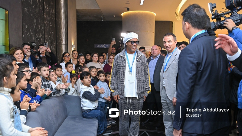 Ronaldinyo "Dəniz Mall"da xüsusi qayğıya ehtiyacı olan uşaqlarla görüşdü (FOTO/VİDEO)