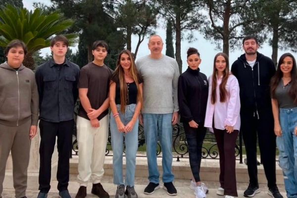 Dövlət Başçısı ailə üzvləri ilə bir arada