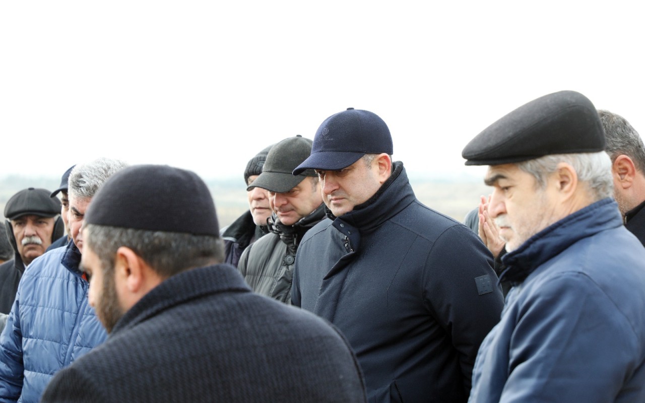 Suraxanının icra başçısı şəhid anasının dəfnində iştirak etdi - FOTOLAR