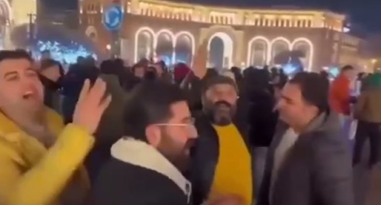 İrəvanın mərkəzində “Qarabağ” mahnısını oxudular - Video