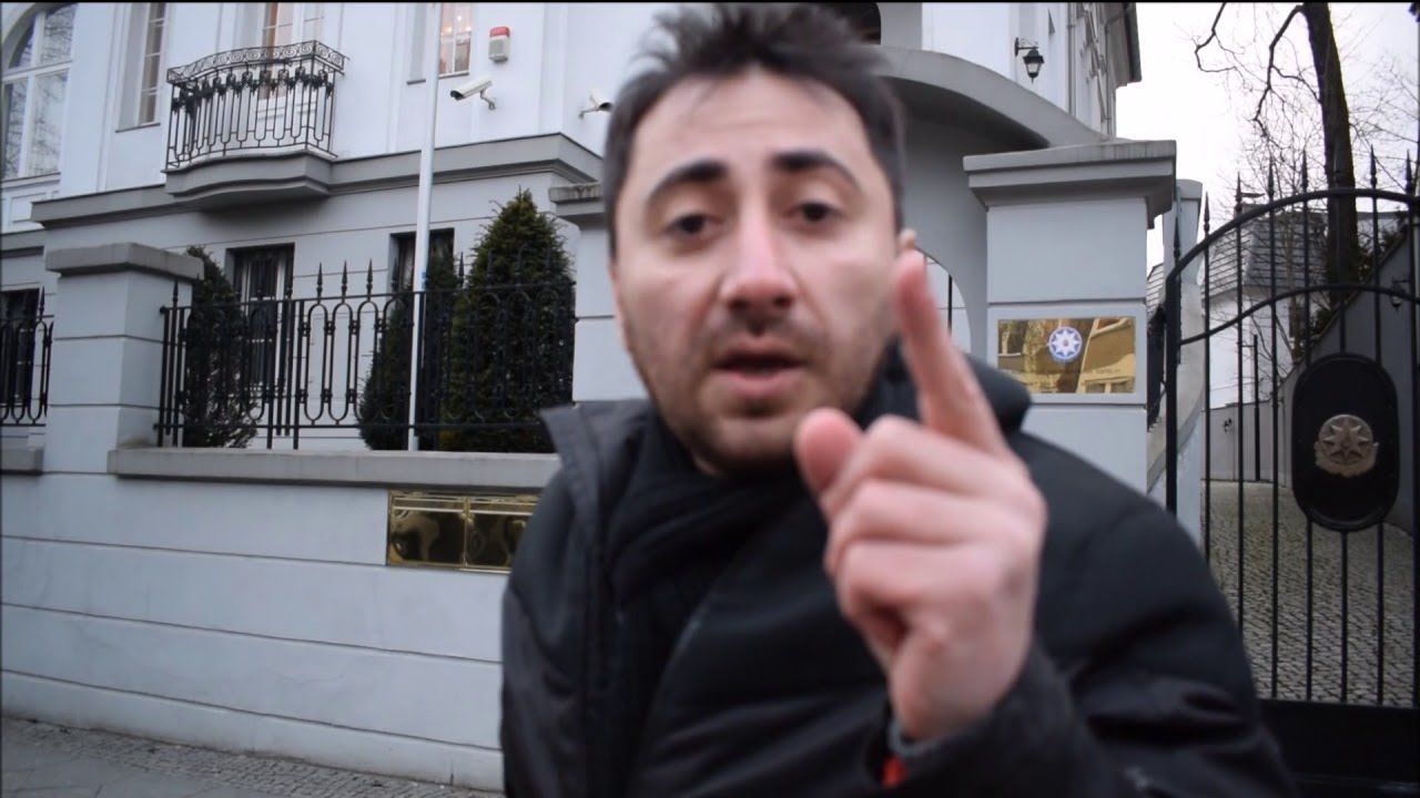 Məmurları şantaj edib, pul alan xarici blogerlərlə bağlı qalmaqal böyüyür: hansı faktlar var?