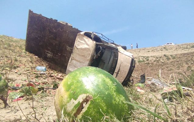 Qarpızla dolu yük maşını dərəyə aşdı - FOTO