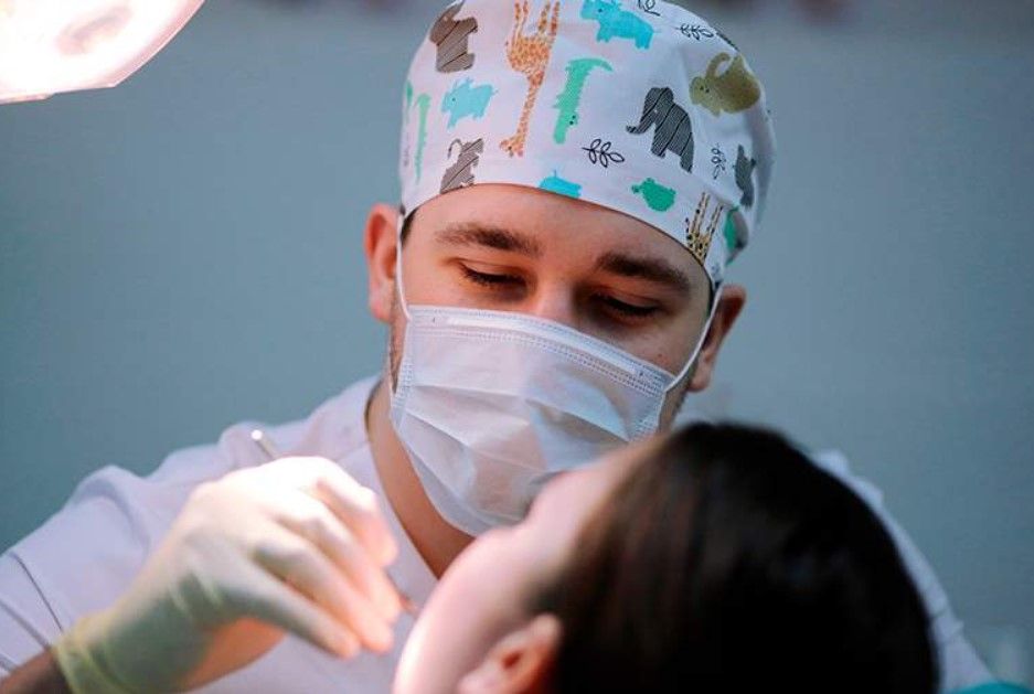Diş minasının həssaslığını necə azaltmaq olar? - Stomatoloq tövsiyəsi