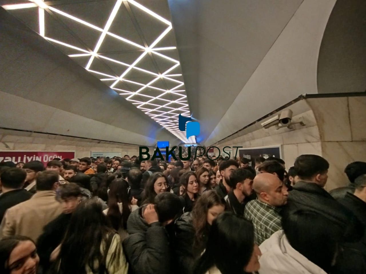 Metroda qatarlar ləngidi: Sıxlıq yarandı - FOTO