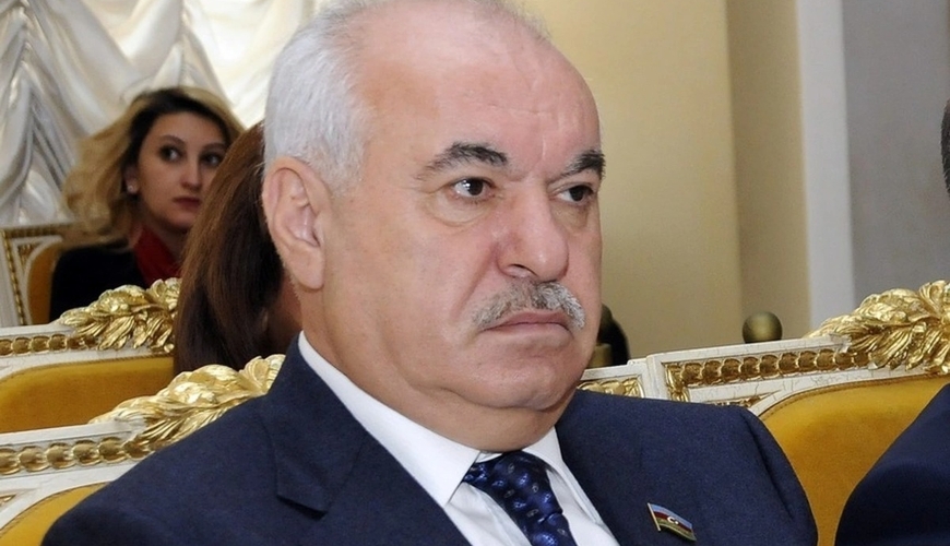 Elton Məmmədov biznesmen tanışından əl çəkmir