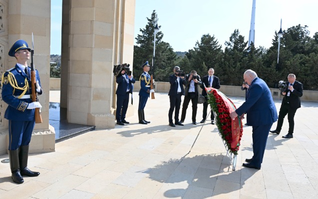 Lukaşenko Fəxri və Şəhidlər xiyabanlarını ziyarət etdi - Fotolar