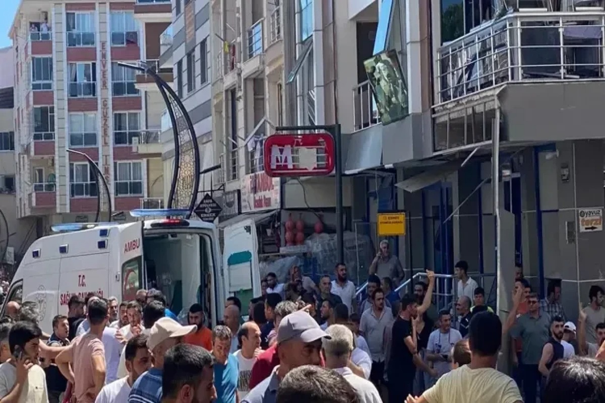 Türkiyənin İzmir şəhərində binada qaz partlayışı olub - Ölülər və yaralılar var