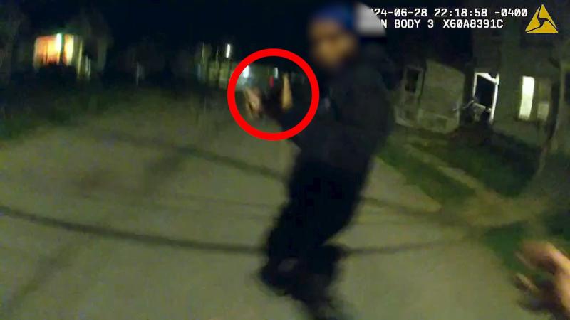 Polis  ona " oyuncaq " silah doğruldan  uşağı güllələyib