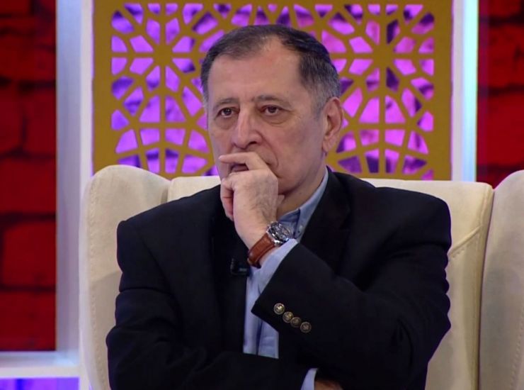 Baba Vəziroğlu: "Görürük ki, 35 yaşlı deputat parlamentə yatmağa gedir..."