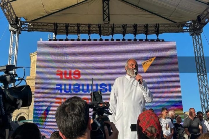 Baqrat Qalstanyan: Ölkə lideri min ildir açılmayan qapıdan qaçıb
