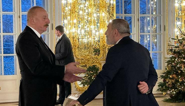 Əliyevlə Paşinyanın ikitərəfli görüşü başladı - Video