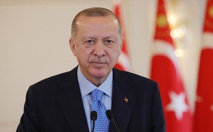 Rəcəb Tayyib Ərdoğan qadın müxbirin dırnaq boyasına təəccübləndi: "Mən nə edəcəyəm indi?" - VİDEO