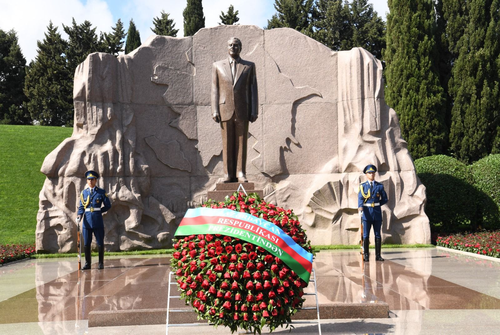 Milli Məclisin kollektivi Fəxri xiyabanda Ulu Öndər Heydər Əliyevin məzarını ziyarət edib