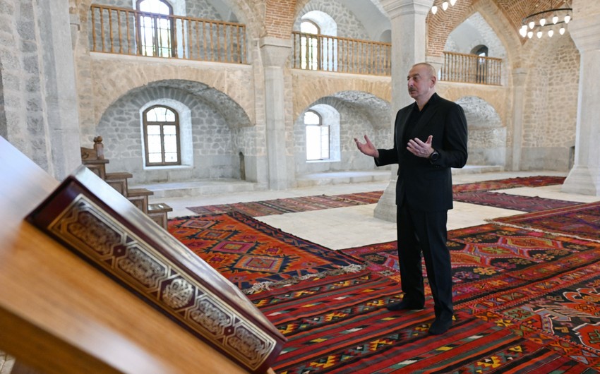  İlham Əliyev Şuşada Aşağı Gövhər Ağa məscidini ziyarət edib
