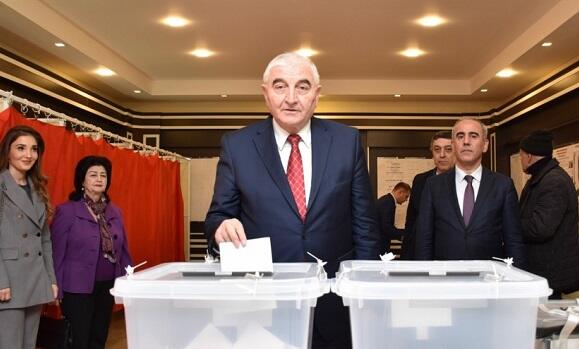 Seçki başlayır: Hamı hazırlaşır, yalnız bir partiya...