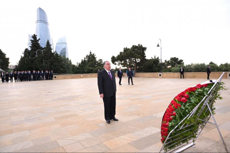 Emoməli Rəhmon Şəhidlər xiyabanını ziyarət etdi - FOTO