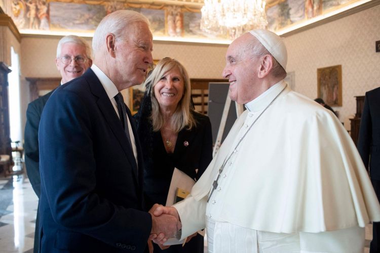 Roma Papası G7 sammiti çərçivəsində Baydenlə görüşdü