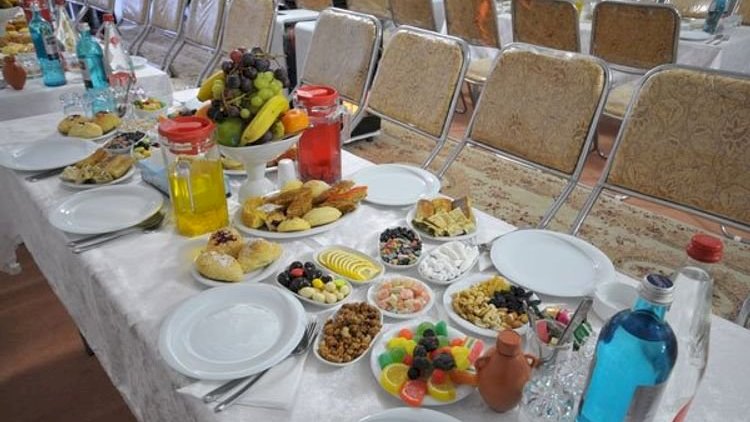 Bakıda yas yerində ehsan yeyən kişi boğulub öldü