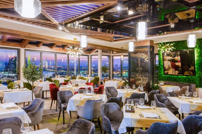 Bakıda 5 nəfər restorana hücum etdi: yaralanan var - Video