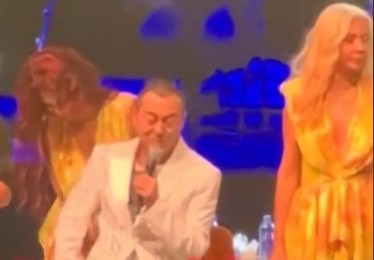 Konsertə sərxoş halda çıxdı - O qədər içdi ki, nə mahnı oxuya bildi, nə də ... - VİDEO
