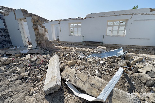 Bakıda içərisində sakinlər olan evi sökdülər - Video