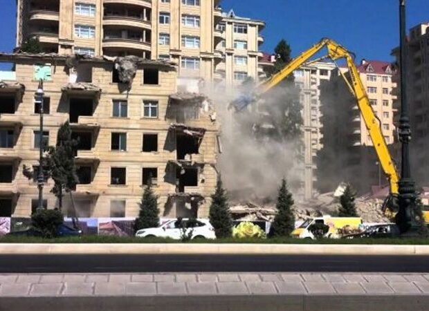 Bu ərazidə HƏYƏT EVLƏRİ SÖKÜLÜR - Sakinlərlə şirkət arasında İNSİDENT