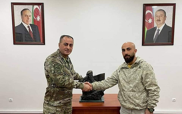 Hikmət Mirzəyevin büstünü hazırlayıb özünə təqdim etdi - FOTO