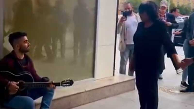 Flora Kərimova küçə musiqiçisi ilə mahnı oxudu (VİDEO)