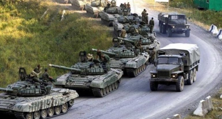 Rusiyaya məxsus yüzlərlə tank, “Qrad”, “Uraqan” və iri qoşunlar sərhədə yığılır – FOTO