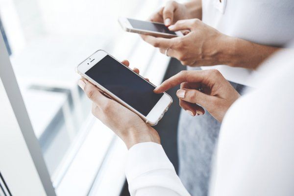 Ayaqaüstə əldə telefon tutmağın ZƏRƏRLƏRİ