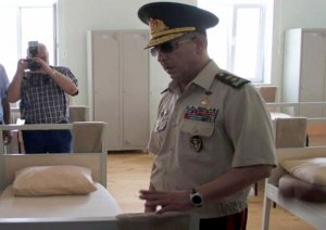 “Rövşən Əkbərov zalda qandalsız oturdulur, başqalarının həyatına təhlükə yaradır...”
