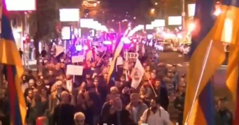 İrəvanda Putin və Rusiya əleyhinə NÜMAYİŞ KEÇİRİLİR - FOTO