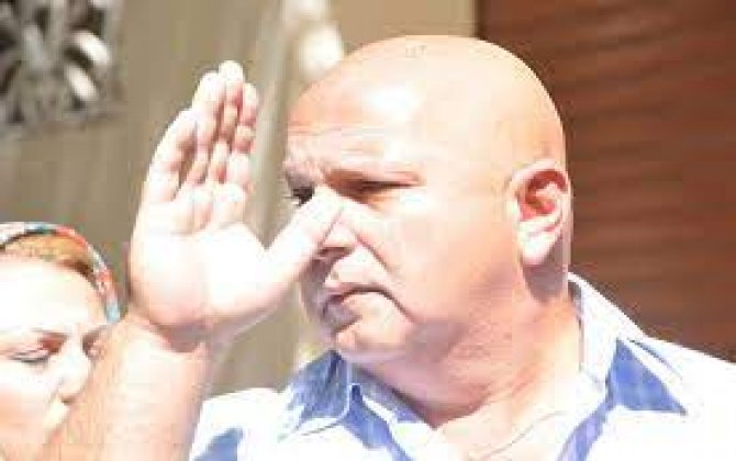 "60 yaşım var, adımın qabağına yazırlar ki, müğənni, elə ondansa çilingər, bağban yazın"