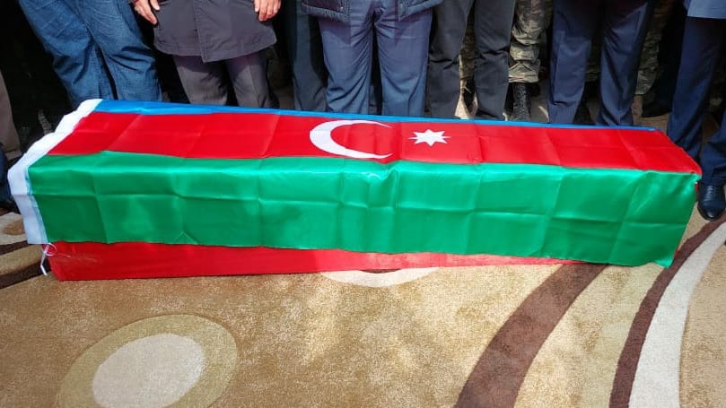 Bir il yeddi gün sonra nəşi tapılan şəhid gizir dəfn edildi