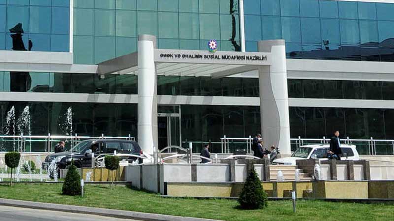 Qazilər Bakıda nazirlik qarşısında aksiya keçirdi