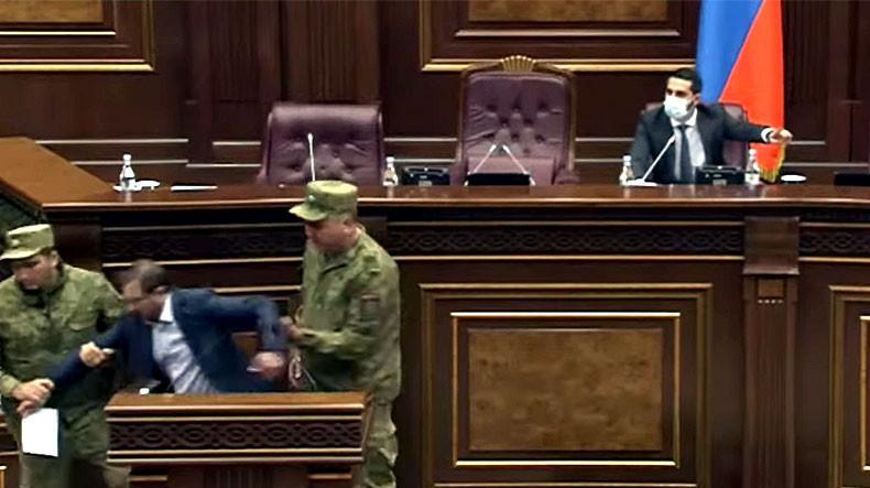 Koçaryanın deputatını tribunadan sürüyüb saldılar - VİDEO
