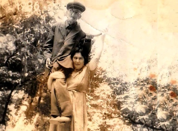 Bir şəklin tarixçəsi - Erməni qadının çiyninə çıxan azərbaycanlı XANƏNDƏ