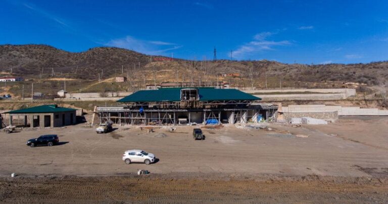 “Azərbaycan ordusu Qafan aeroportundan 100 metr aralıdadır, kim uçuşa cürət edə bilər?” - Akopyan