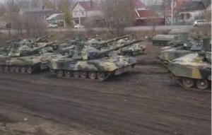 Daha bir neçə yüz tank sərhədə tərəf irəliləyir
