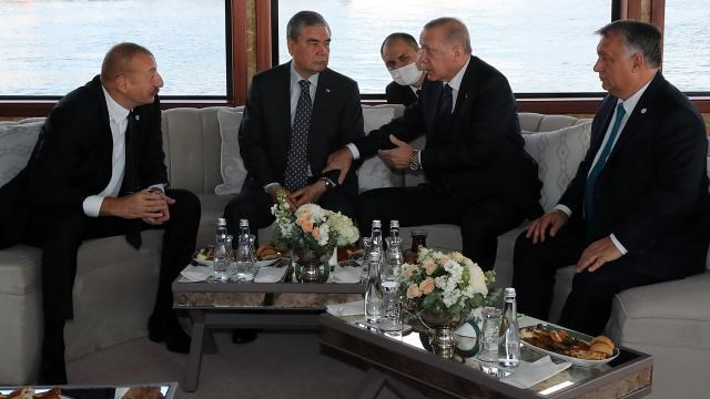 Türk dövlətlərinin başçıları gəmi ilə Demokratiya və Azadlıq adasına yollanıblar