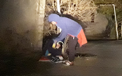Ana övladını küçədə yatmağa məcbur edir? - Foto