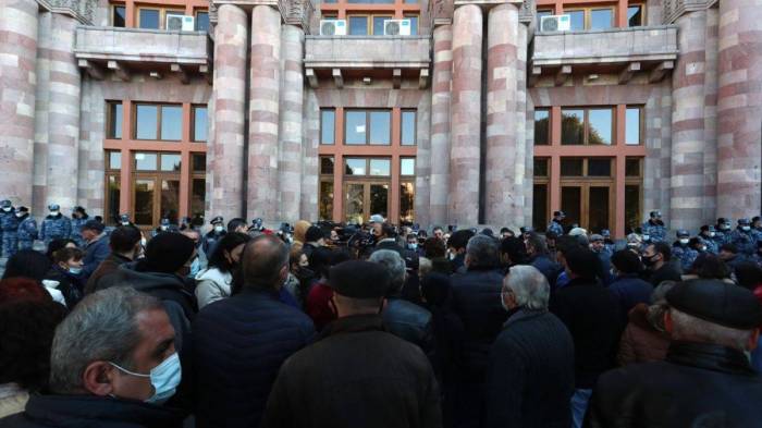 Erməni əsirlərin yaxınları İrəvanda etiraz aksiyası keçirir 
