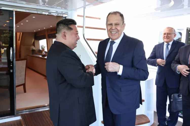 Kim Çen In Lavrovu qəbul etdi