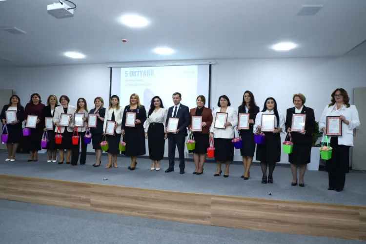 Paytaxt müəllimləri təltif edildi - FOTO